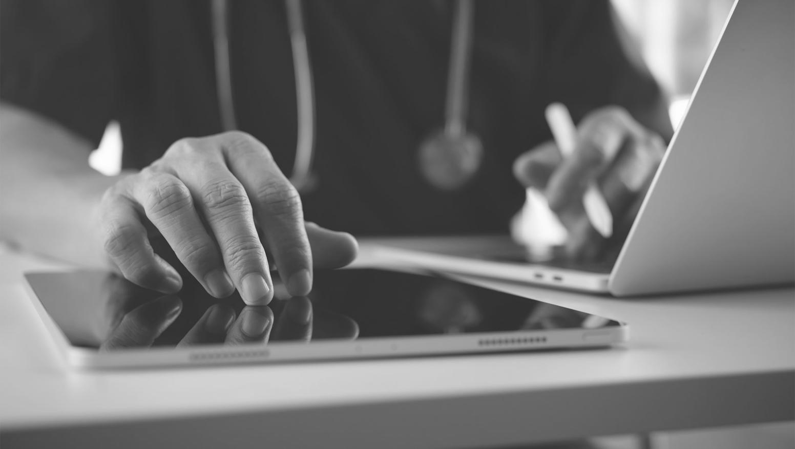 Profesionales trabajando en finanzas personales