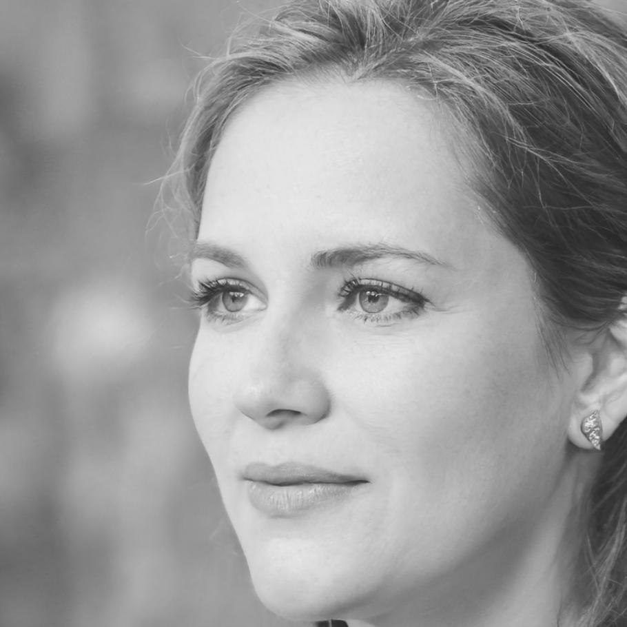 Experta en finanzas durante webinar